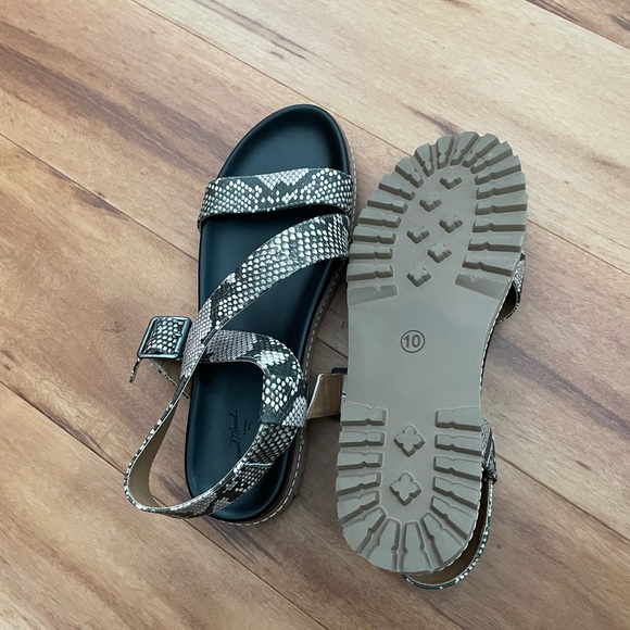 Women's Annika Snake
Print Platform Footbed
Sandals - Universal Thread - Picture 6 of 6